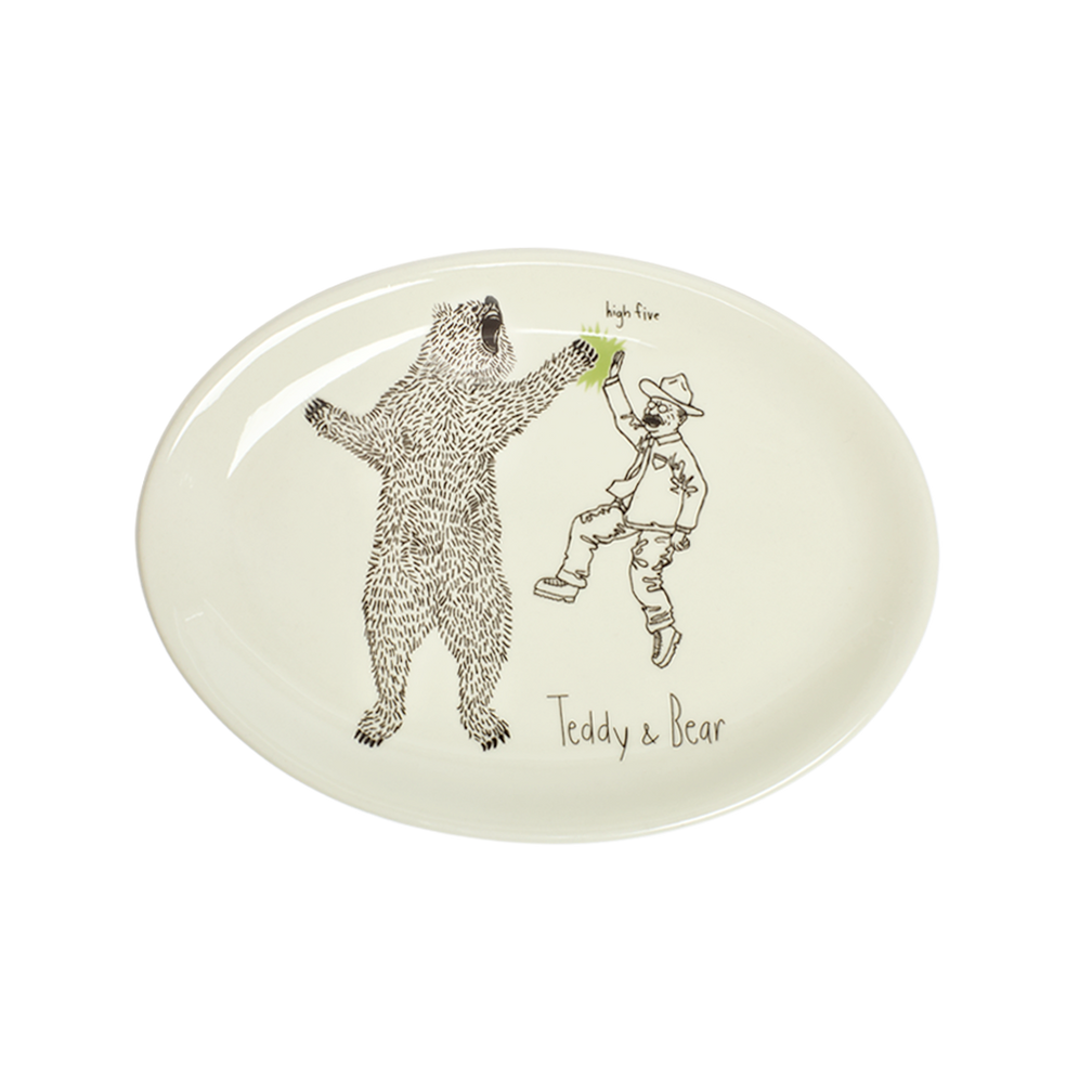 Round ceramic plate with illustrations of a bear and a person, and the text 'Teddy & Bear'.