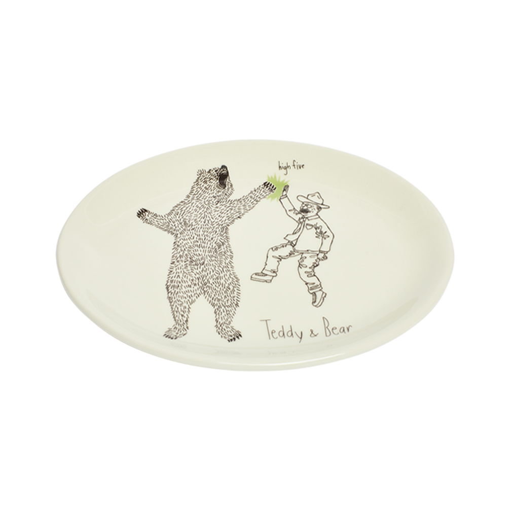 Round ceramic plate with illustrations of a bear and a person, featuring the brand 'Teddy & Bear'.